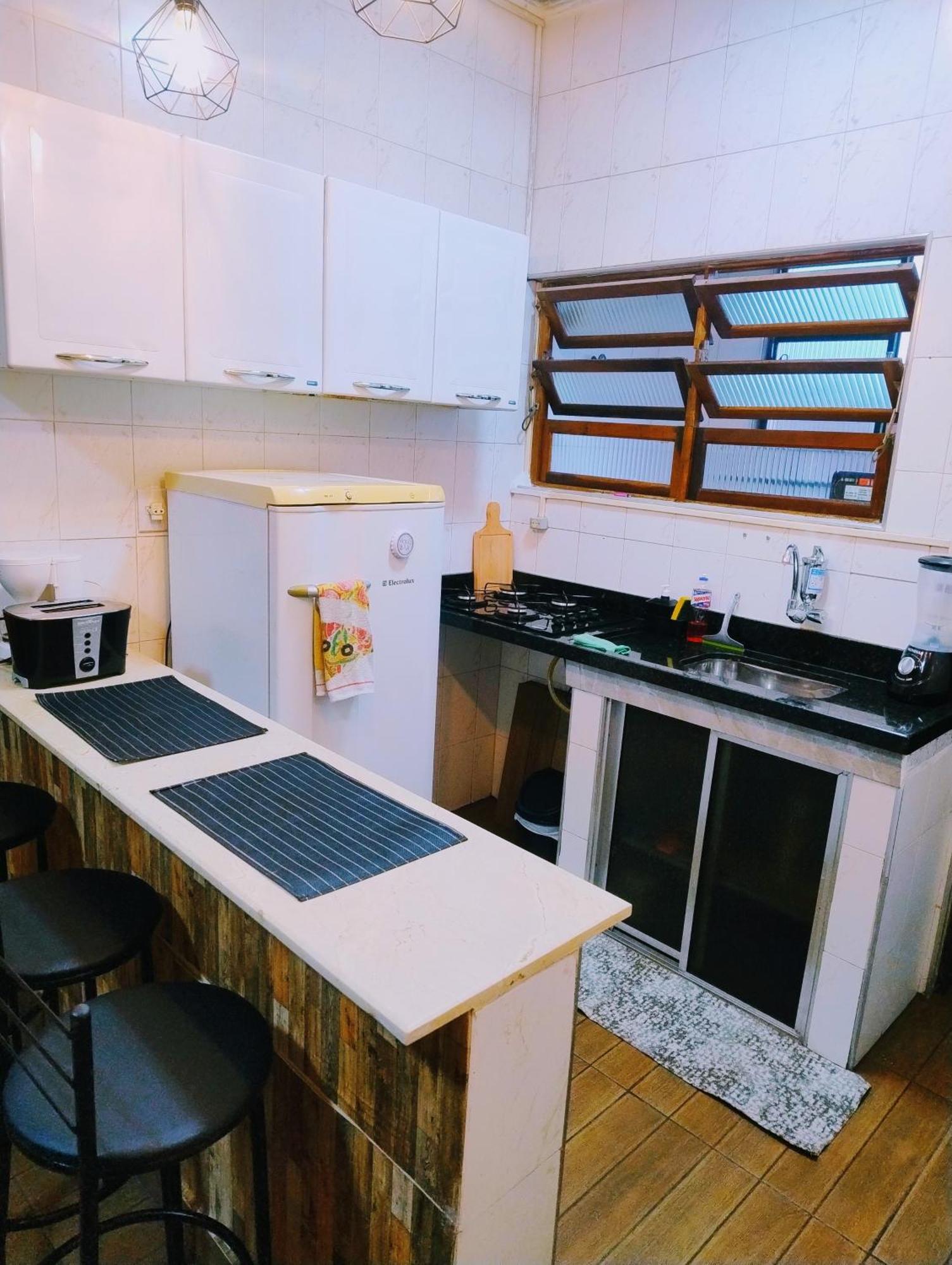 Apto 950mts Apenas Da Da Enseada E Da Balsa Com Acesso A Prainha Branca, Excelente Localizacao No Centro De Bertioga, Vaga De Garagem, Area De Churrasqueira, Ar Condicionado, Secador De Cabelo, Wifi E Netflix, Tambem Ao Lado Do Rio Pescar